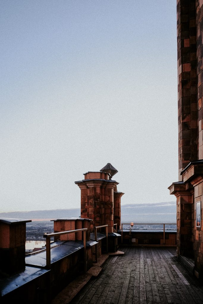 Eine Aussichtsplattform über der Stadt Riga